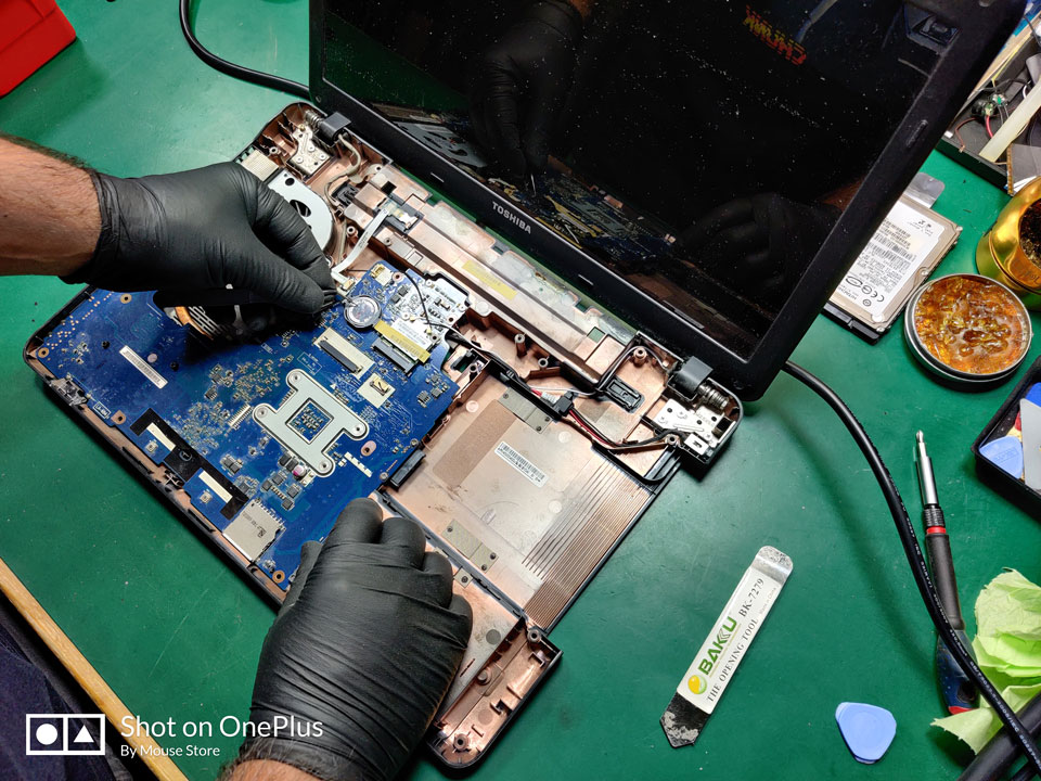 Επισκευή laptop στον πάγκο του Mouse Store